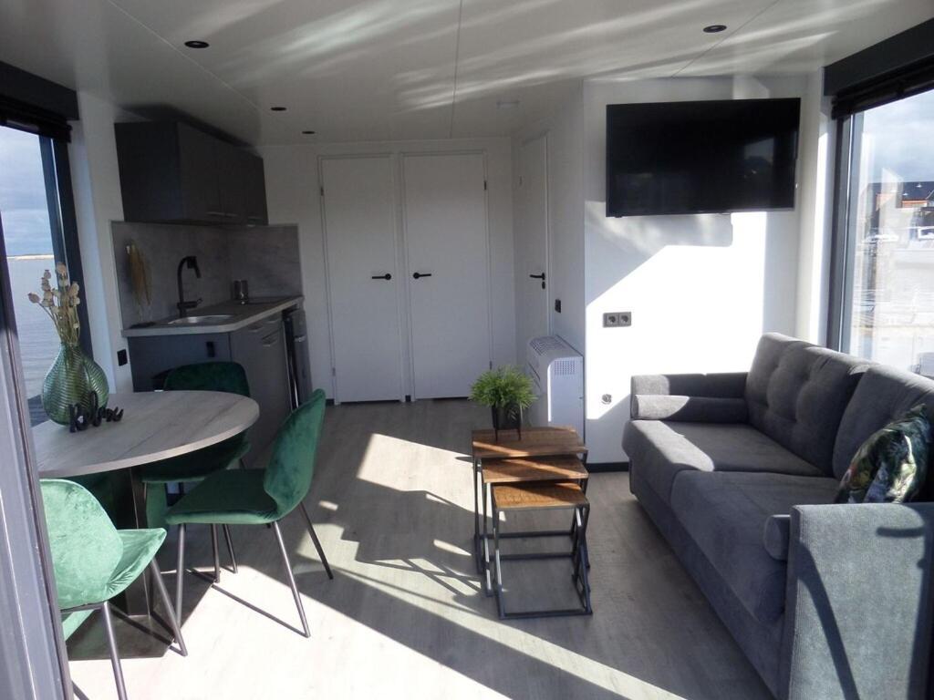 Modern Houseboat With Air Conditioning Located In Marina Uitgeest Εξωτερικό φωτογραφία