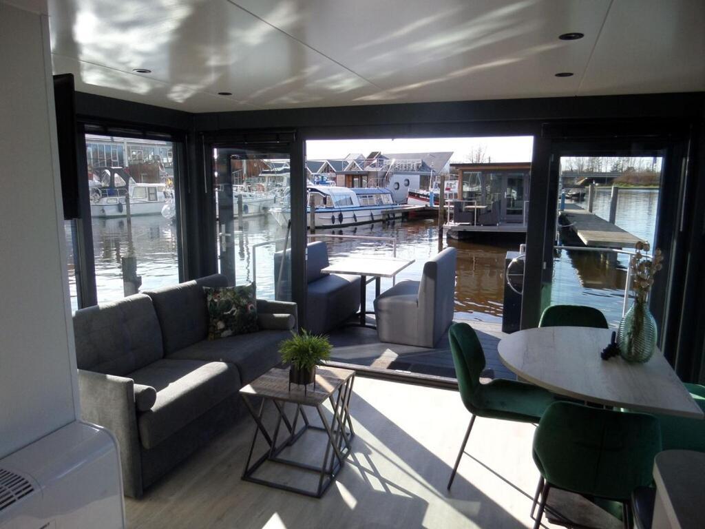 Modern Houseboat With Air Conditioning Located In Marina Uitgeest Εξωτερικό φωτογραφία