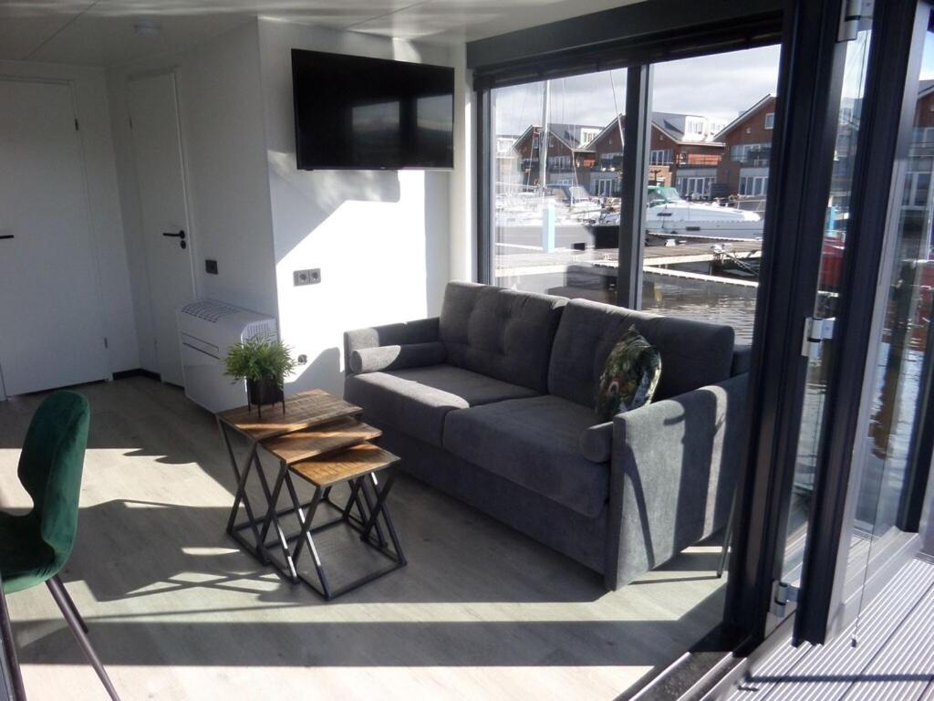 Modern Houseboat With Air Conditioning Located In Marina Uitgeest Εξωτερικό φωτογραφία