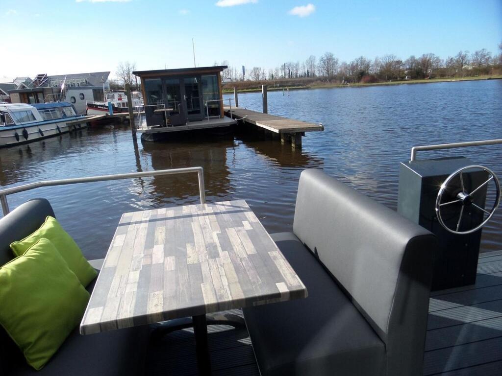 Modern Houseboat With Air Conditioning Located In Marina Uitgeest Εξωτερικό φωτογραφία