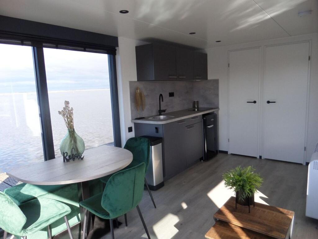 Modern Houseboat With Air Conditioning Located In Marina Uitgeest Εξωτερικό φωτογραφία